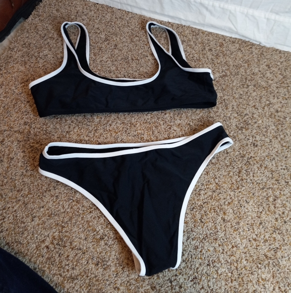Shein Black And White Trim Bikini Set Womens Size XL NWOT. - Picture 2 of 4